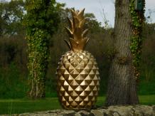 Große Ananas aus Polystone, goldfarben