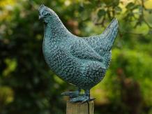 Bronzen beeld kip, tuinbeeld brons, dierenbeeld kip in detail