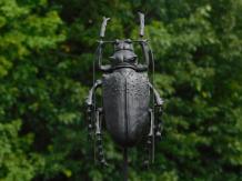 Käfer Polystone schwarz auf Metallständer, speziell und schön!