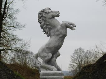 Pferd - auf Sockel - Steintierstatue - 150 cm - klassisch