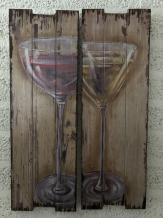 Set aus 2 Holzwandtellern mit ein Glas Weißwein und Rotwein