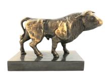 Sculptuur metalen bronskleurige grote stier