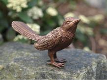 Vogelbeeldje brons, bronzen tuinbeeld van een vogeltje, stijlvolle deco