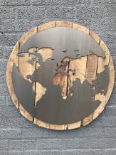 Großes Wandornament aus Holz mit einer Welt darauf, ein Meer aus Metall