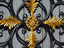 Wandornament Vie - Fenstergitter - schwarz und gold - Schmiedeeisen