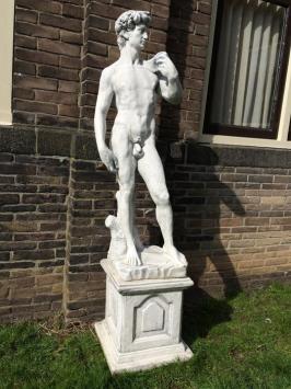 Große Steinskulptur der biblischen Figur David auf Sockel