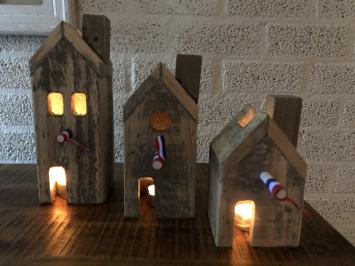 Decoratieve huisjes geheel handgemaakt van hout