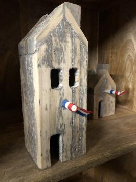 Decoratieve huisjes geheel handgemaakt van hout