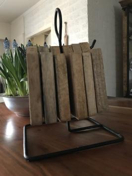 Plankhouder met 6 kleine houten planken / dienbladen