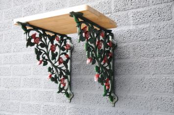 Hübsches Set von Regalstützen mit Rosenmotiv aus Gusseisen in passender Farbe