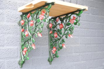 Hübsches Set von Regalstützen mit Rosenmotiv aus Gusseisen in passender Farbe