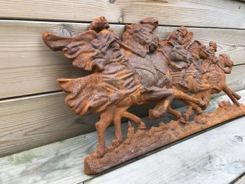 Wandornament van paarden met daarop ruiters, gietijzer