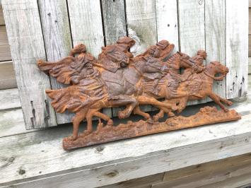 Wandornament van paarden met daarop ruiters, gietijzer