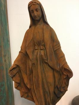 Mutter Maria, große Oxidstatue aus Stein auf Sockel