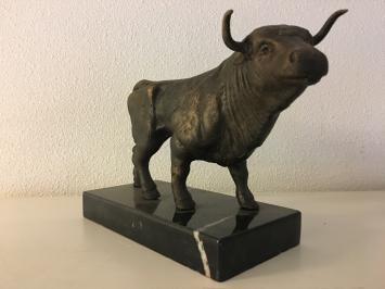 Sculptuur metalen bronskleurige grote stier