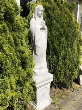 Moeder Maria / Mother Mary, groot op sokkel, stenen beeld