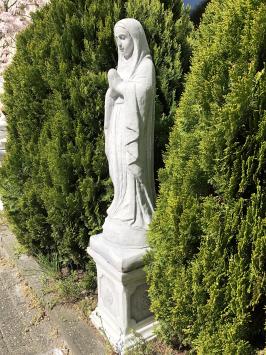 Moeder Maria / Mother Mary, groot op sokkel, stenen beeld