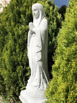 Moeder Maria / Mother Mary, groot op sokkel, stenen beeld