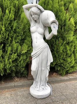 Steinskulptur einer stehenden Frau mit einem Wasserkrug