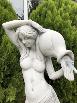 Steinskulptur einer stehenden Frau mit einem Wasserkrug