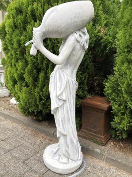 Steinskulptur einer stehenden Frau mit einem Wasserkrug