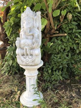 Statue Ganesha auf Sockel, ein hinduistischer Gott, Stein