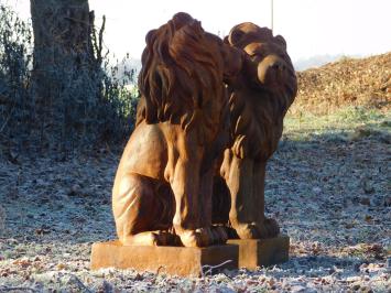 Sitzender Löwe - Polystone - Blick nach rechts - oxid