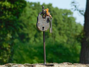 Mittelalterliches Vorhängeschloss XI mit Schlüssel auf Ständer - Dekoratives Meisterwerk der Nostalgie