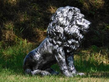 Schöne Statue eines Löwen, Polystone, silbergrau