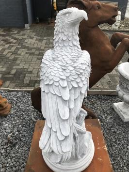 Gedetailleerd sculptuur van een adelaar zittend op een rots, gemaakt van steen