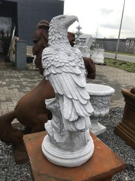 Detaillierte Skulptur eines Adlers auf einem Felsen sitzend, aus Stein