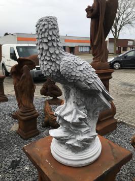 Gedetailleerd sculptuur van een adelaar zittend op een rots, gemaakt van steen