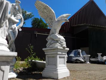 Großer Adler auf Sockel, imposante Gartenstatue, voller Stein