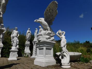 Großer Adler auf Sockel, imposante Gartenstatue, voller Stein