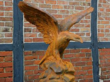 Großer Adler auf Sockel, beeindruckende Gartenstatue, Stein in Oxid