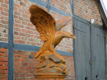 Großer Adler auf Sockel, beeindruckende Gartenstatue, Stein in Oxid