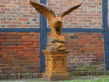 Großer Adler auf Sockel, beeindruckende Gartenstatue, Stein in Oxid