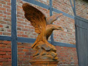 Großer Adler auf Sockel, beeindruckende Gartenstatue, Stein in Oxid