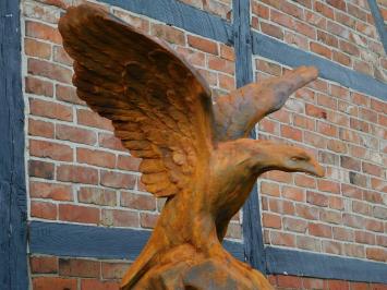 Großer Adler auf Sockel, beeindruckende Gartenstatue, Stein in Oxid