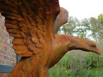 Großer Adler auf Sockel, beeindruckende Gartenstatue, Stein in Oxid