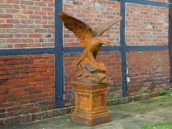 Großer Adler auf Sockel, beeindruckende Gartenstatue, Stein in Oxid