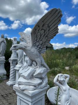 Großer Adler auf Sockel, imposante Gartenstatue, voller Stein