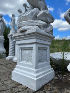 Großer Adler auf Sockel, imposante Gartenstatue, voller Stein