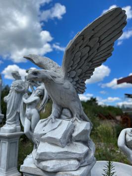 Großer Adler auf Sockel, imposante Gartenstatue, voller Stein