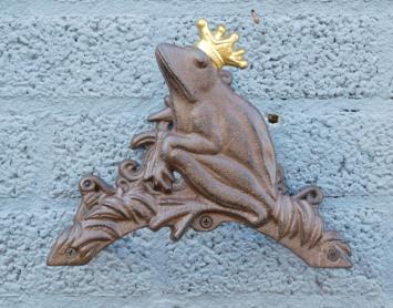 Gartenschlauchhalter Froschkönig mit goldener Krone, Gusseisen