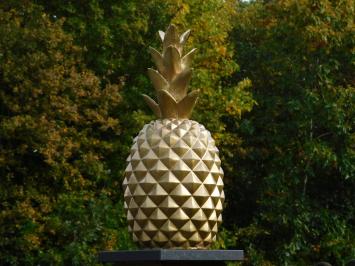 Grote ananas gemaakt van polystone, goud-kleurig