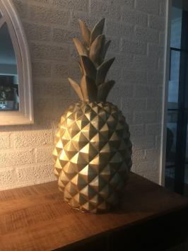 Große Ananas aus Polystone, goldfarben