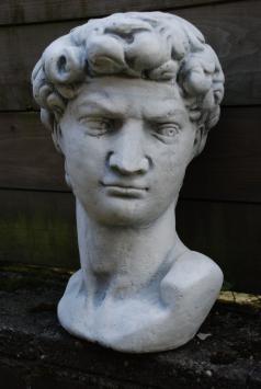 Apollo sculptuur van zwaar steen, prachtig in detail