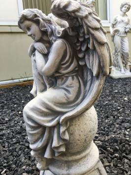 Engel auf Kugel, Stein Skulptur, Garten Statue