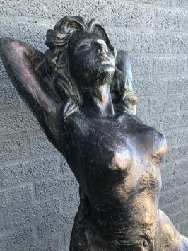 Eine schöne Statue einer nackten Frau ganz aus Gusseisen Bronze-Look Rest, schön im Detail